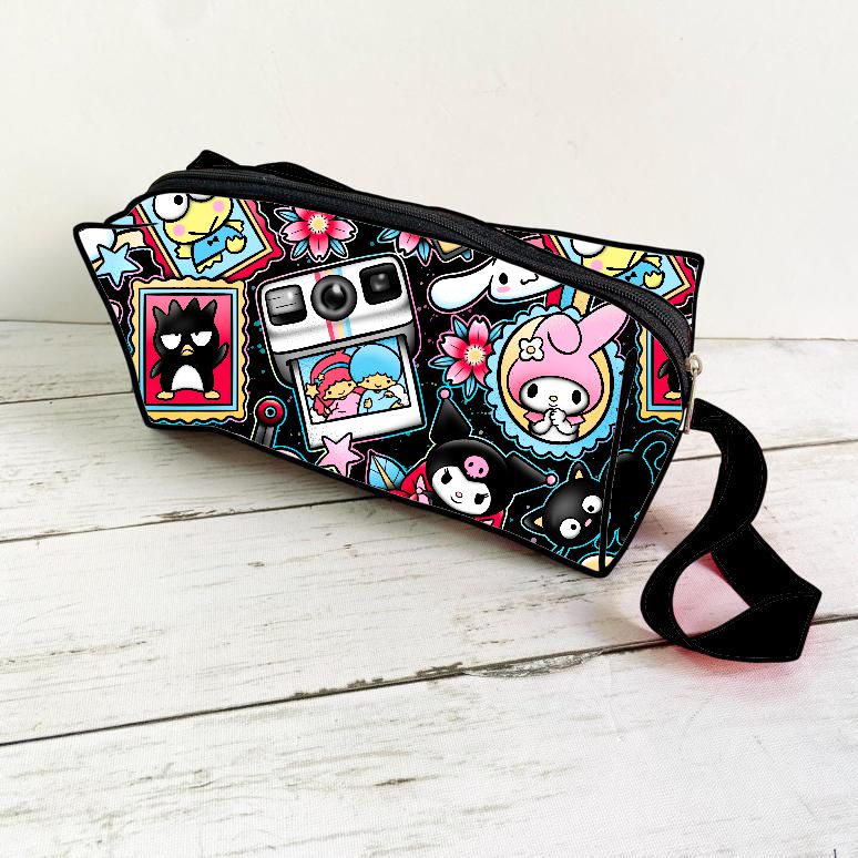 Necessaire preta com padrão colorido de personagens e flores