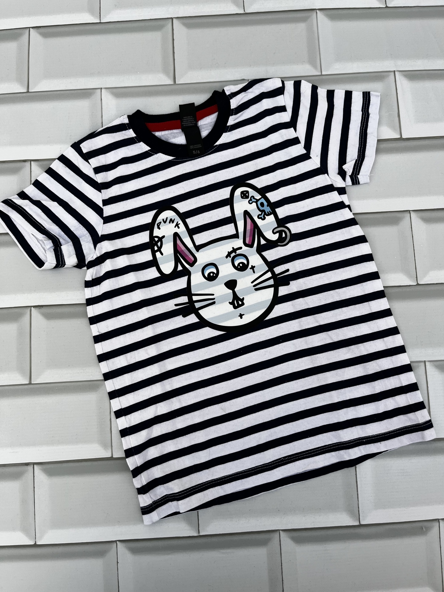 T-shirt riscada preta e branca com estampa de coelho e interior da gola vermelha