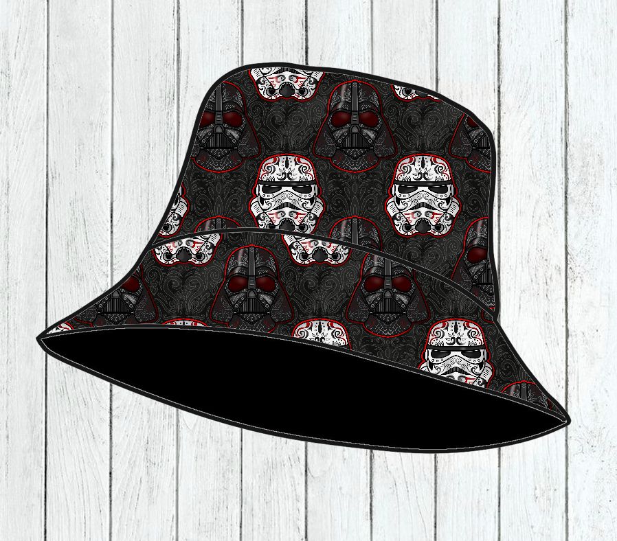 Chapéu balde preto com padrão de capacetes de Star Wars sobre fundo de madeira branca