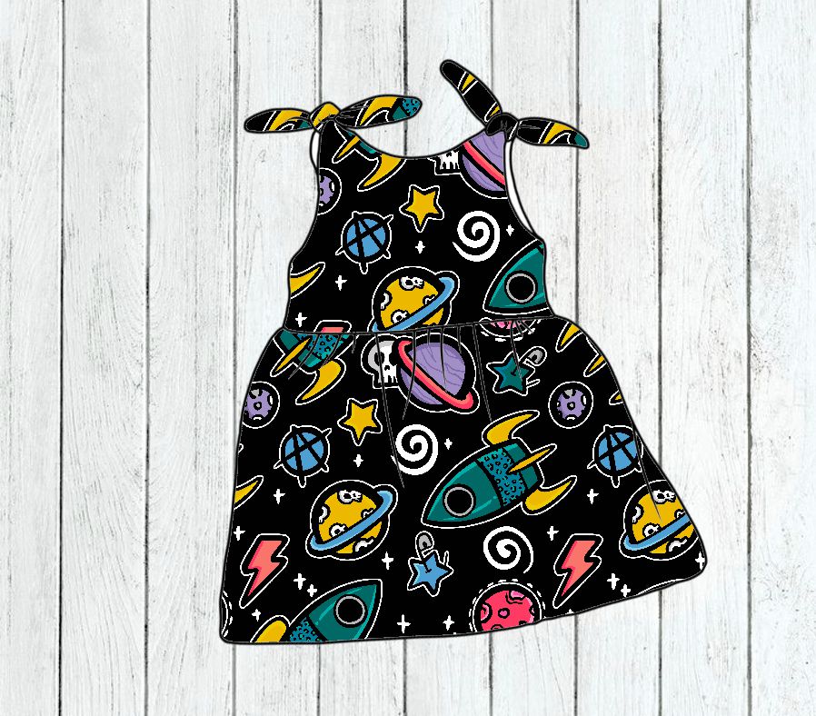 Vestido infantil preto com padrão colorido de temas espaciais