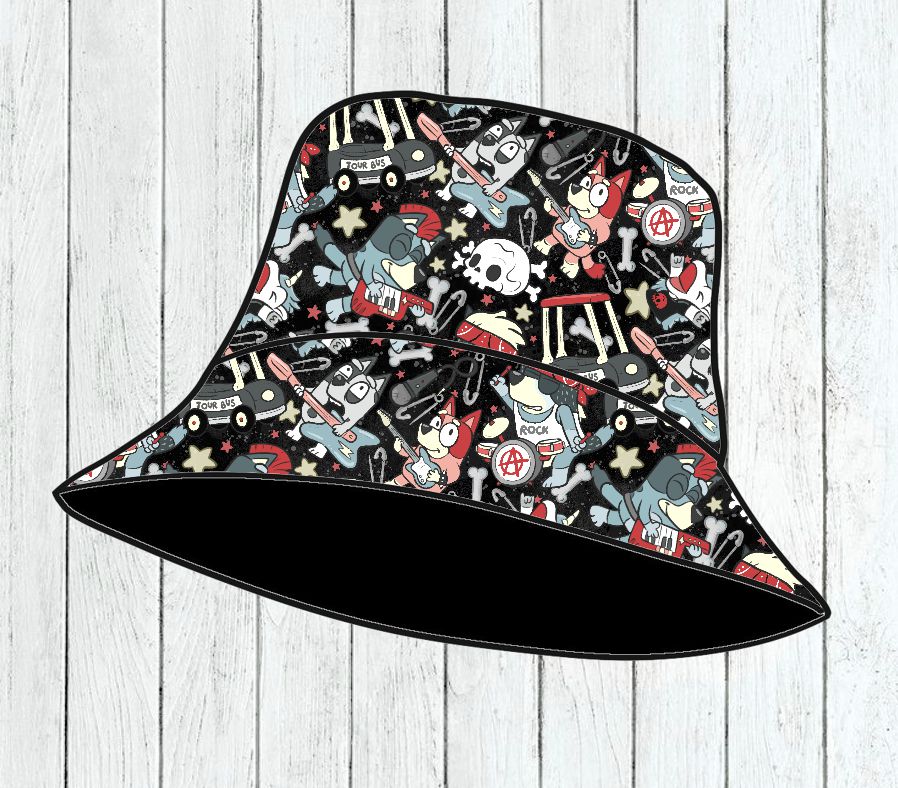 Chapéu de balde preto com padrão colorido de desenhos de banda e caveira