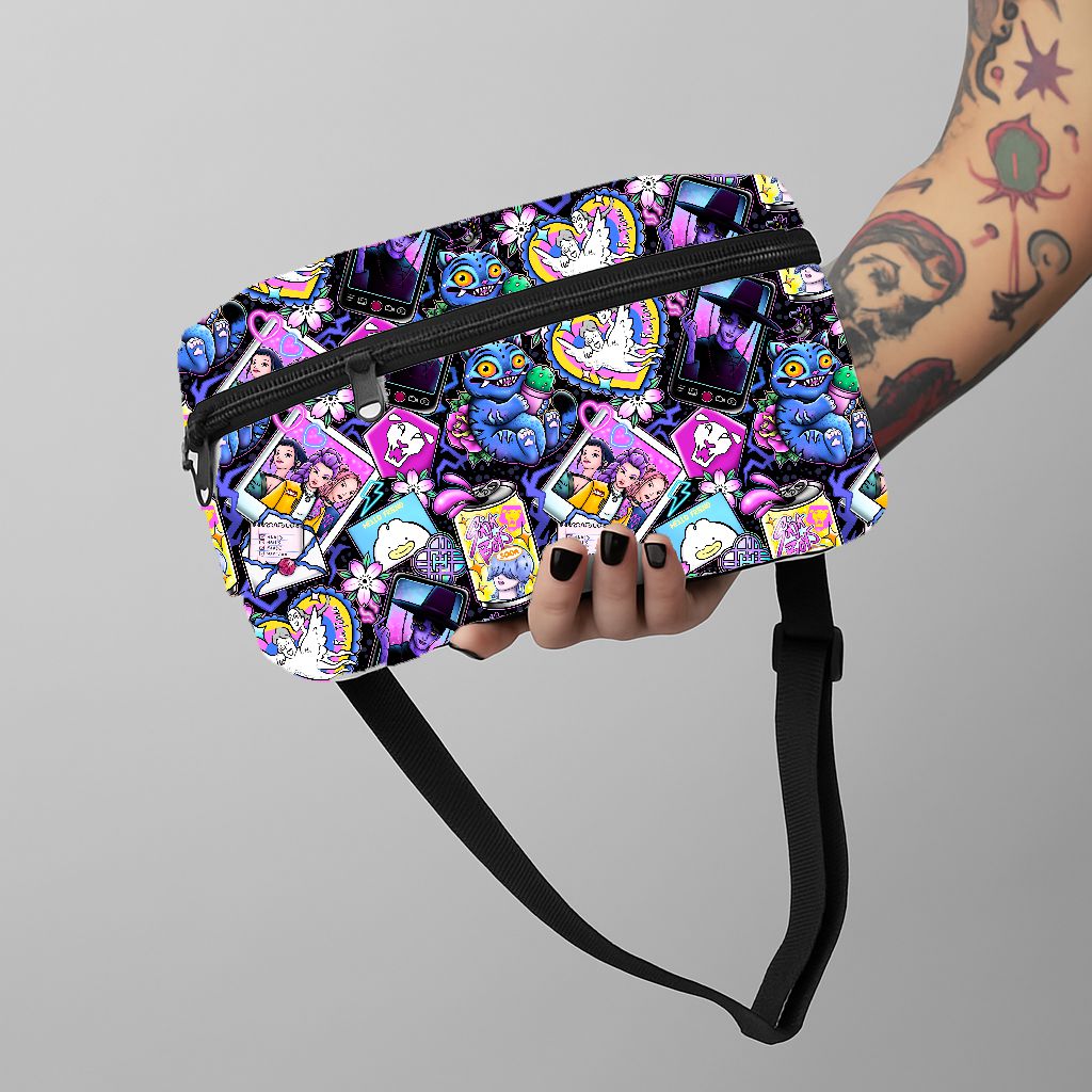 Pochete estampada colorida com personagens e objetos, com alça preta