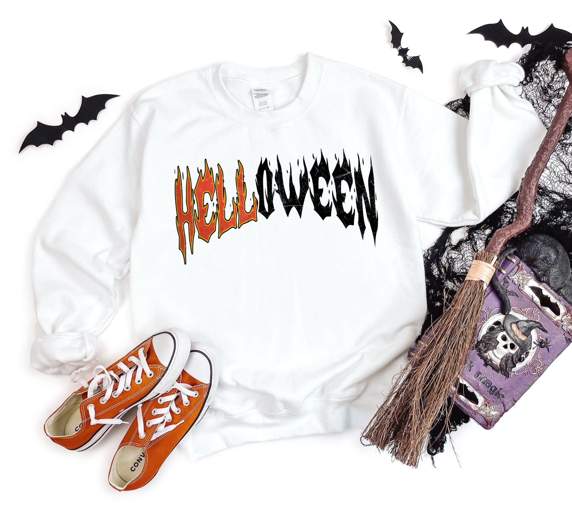 Sweatshirt branca com estampa Halloween e ténis laranja com acessórios de Halloween
