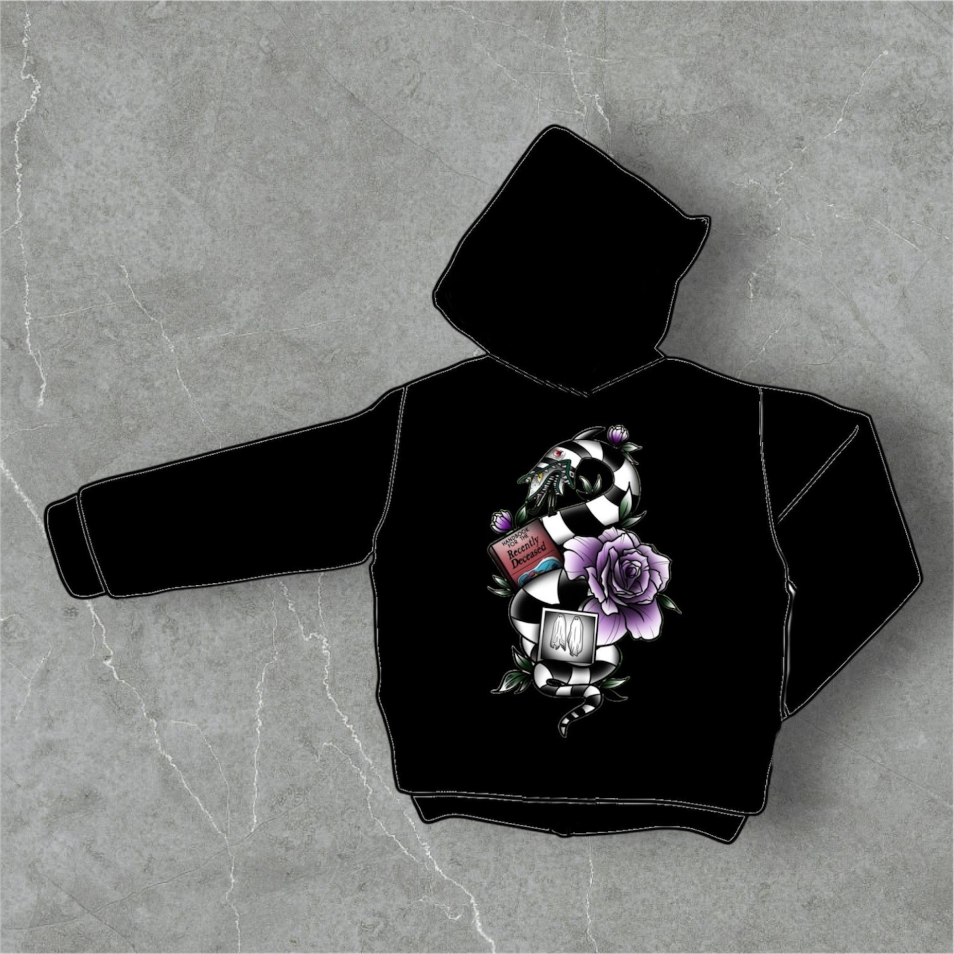 Casaco com capuz preto com estampa de rosa lilás, fita, frasco de perfume e relógio