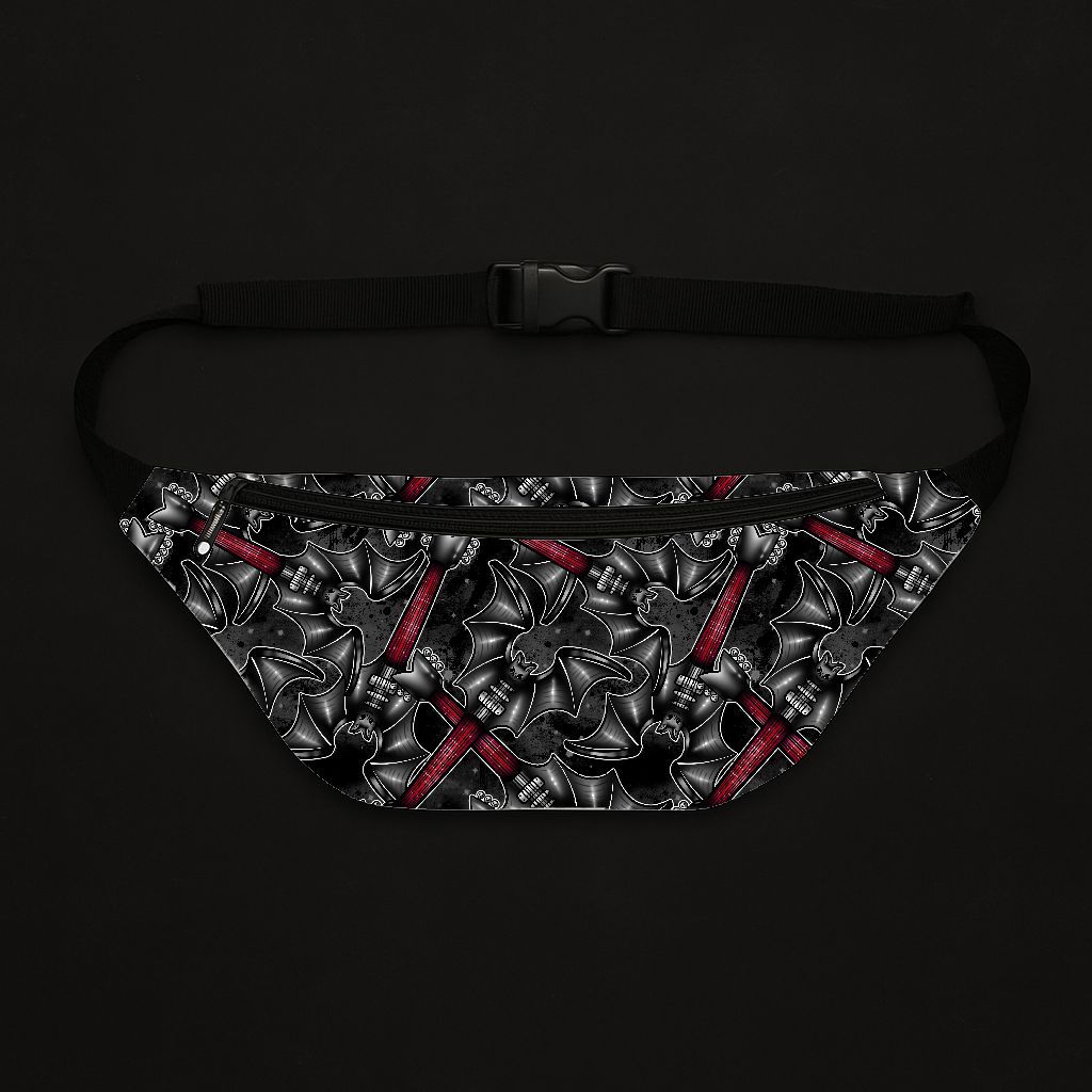 Pochete preta com padrão de martelos prateados e vermelhos