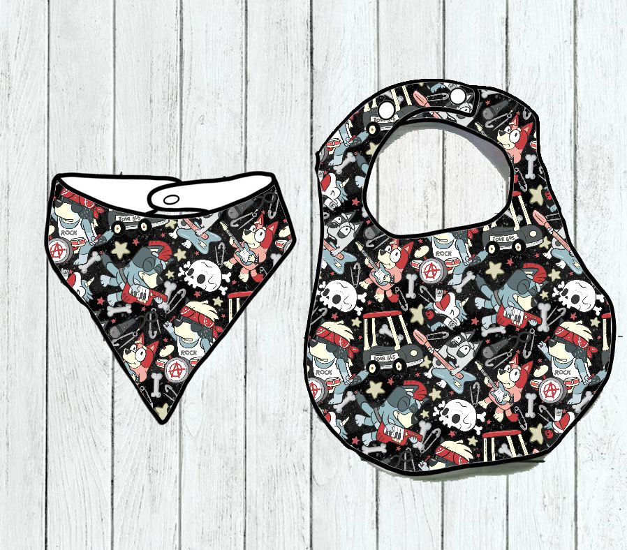 Conjunto de dois babetes infantis com padrão colorido sobre fundo de madeira branca