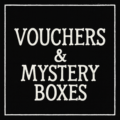 Placar preto com texto branco VOUCHERS & MYSTERY BOXES e borda branca
