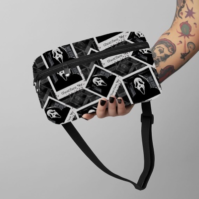 Bolsa tiracolo preta com padrão polaroid da máscara Ghostface