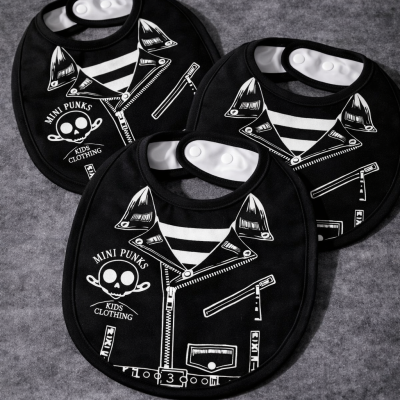 Babetes pretos para bebés com estampado de casaco punk e texto em branco