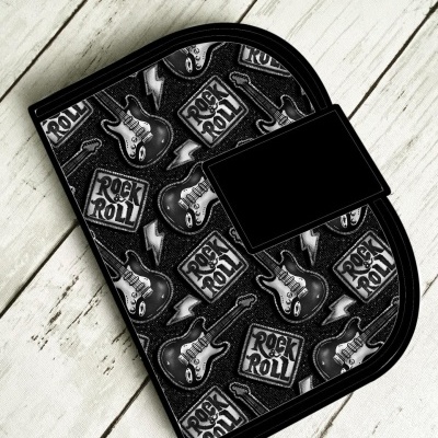 Luva de forno preta com estampado rock & roll em preto e branco sobre madeira clara