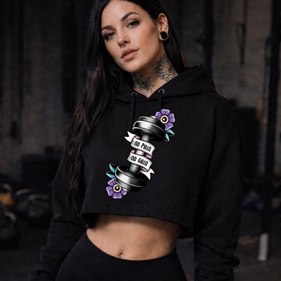 Sweatshirt preta cropped com estampa de haltere e texto NO PAIN NO GAIN