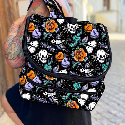 Mochila preta com padrão colorido de caveiras, corações e flores usados por pessoa tatuada