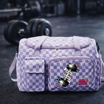 Mala xadrez lilás e branco com autocolantes em ginásio