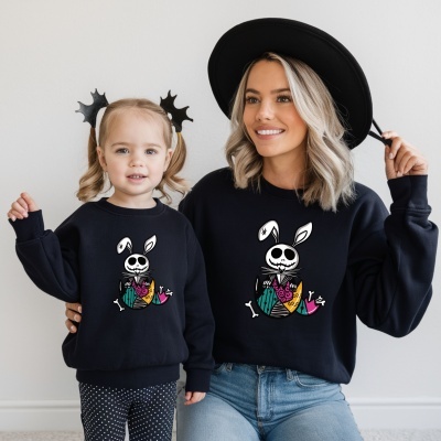 calças pretas e sweats pretas com estampa de coelho esqueleto e coração colorido