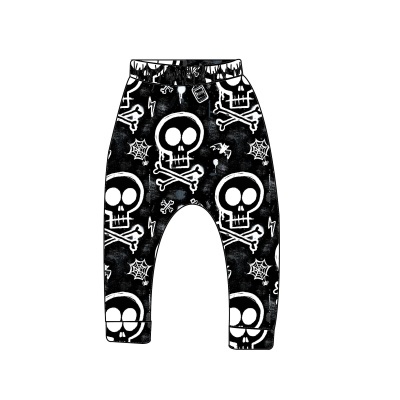 Calças pretas com padrão de caveiras e ossos brancos