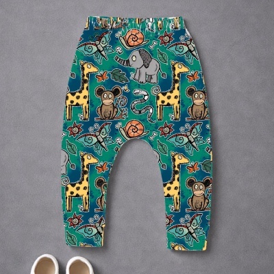 Calças infantis coloridas com estampado de animais e folhas