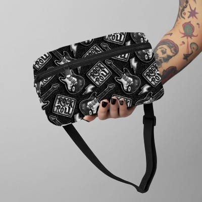 Bolsa tipo pochete preta com padrão de guitarras elétricas e texto ROCK AND ROLL