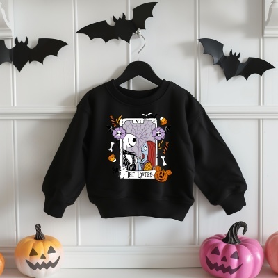 Sweatshirt preta com estampa de casal esqueleto estilo gótico e frase THE LOVERS