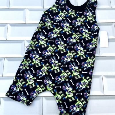 Macacão colorido com padrão de cães e ossos sobre fundo preto