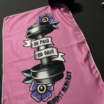 Toalha cor-de-rosa com haltere e texto motivacional pintados.