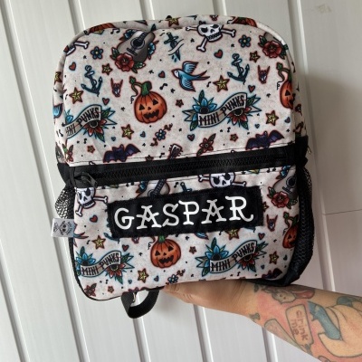 Mochila branca estampada com desenhos coloridos e nome Gaspar