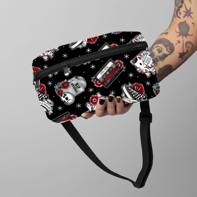 Bolsa de cintura preta com padrão colorido de desenhos de fita cassete, caveira, lápide, porco e sapato