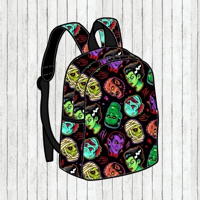Mochila preta com padrão colorido de monstros clássicos