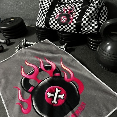 Mala desportiva xadrez preto e branco e toalha de ginásio cinzenta com gráfico kettlebell e texto MOSHPIT MEMORIA