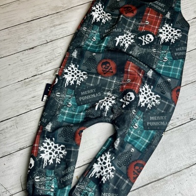 Macacão infantil xadrez com flocos de neve, caveiras, alfinetes e texto MERRY PUNKMAS