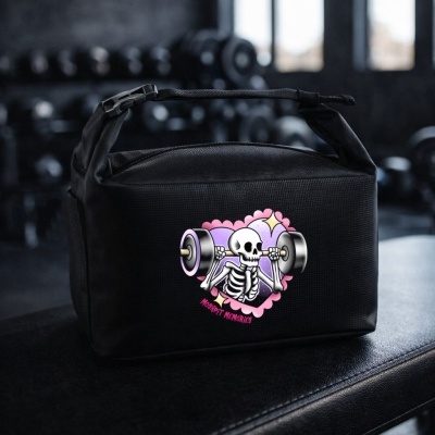 Bolsa preta de ginásio com estampa de esqueleto a levantar barra de halteres.