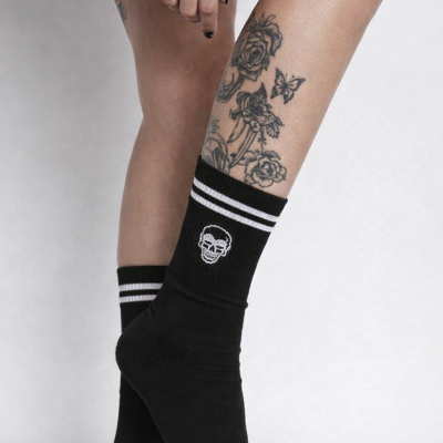 Meias negras com riscas brancas e caveira bordada