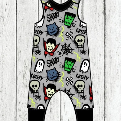 Macacão de bebé cinzento com padrão de Halloween e punhos pretos