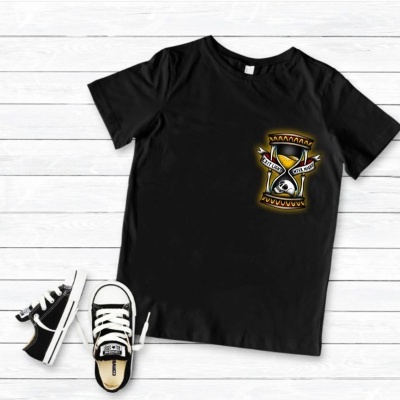 T-shirt preta com estampa colorida de crânio em ampulheta e sapatinhos pretos.