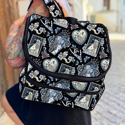 Mochila preta estampada com motivos góticos em tons claros e escuros