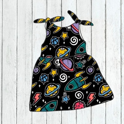 Vestido infantil preto com padrão colorido de temas espaciais