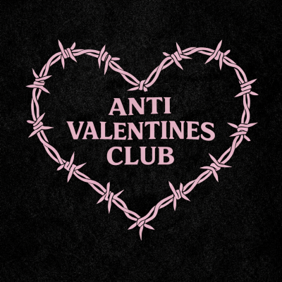 Coração de arame farpado rosa com texto ANTI VALENTINES CLUB em fundo preto