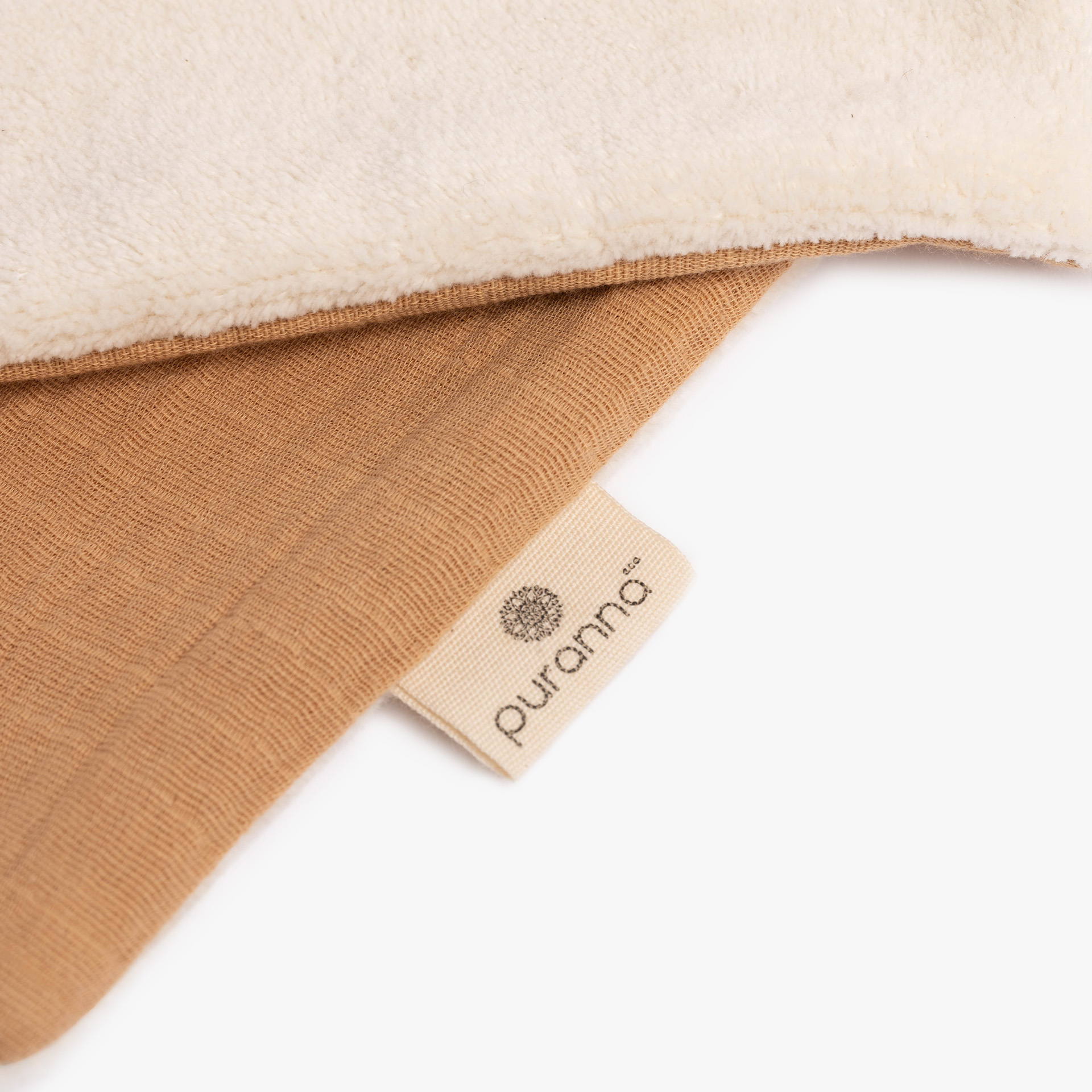 Tecidos castanho e creme com etiqueta purama