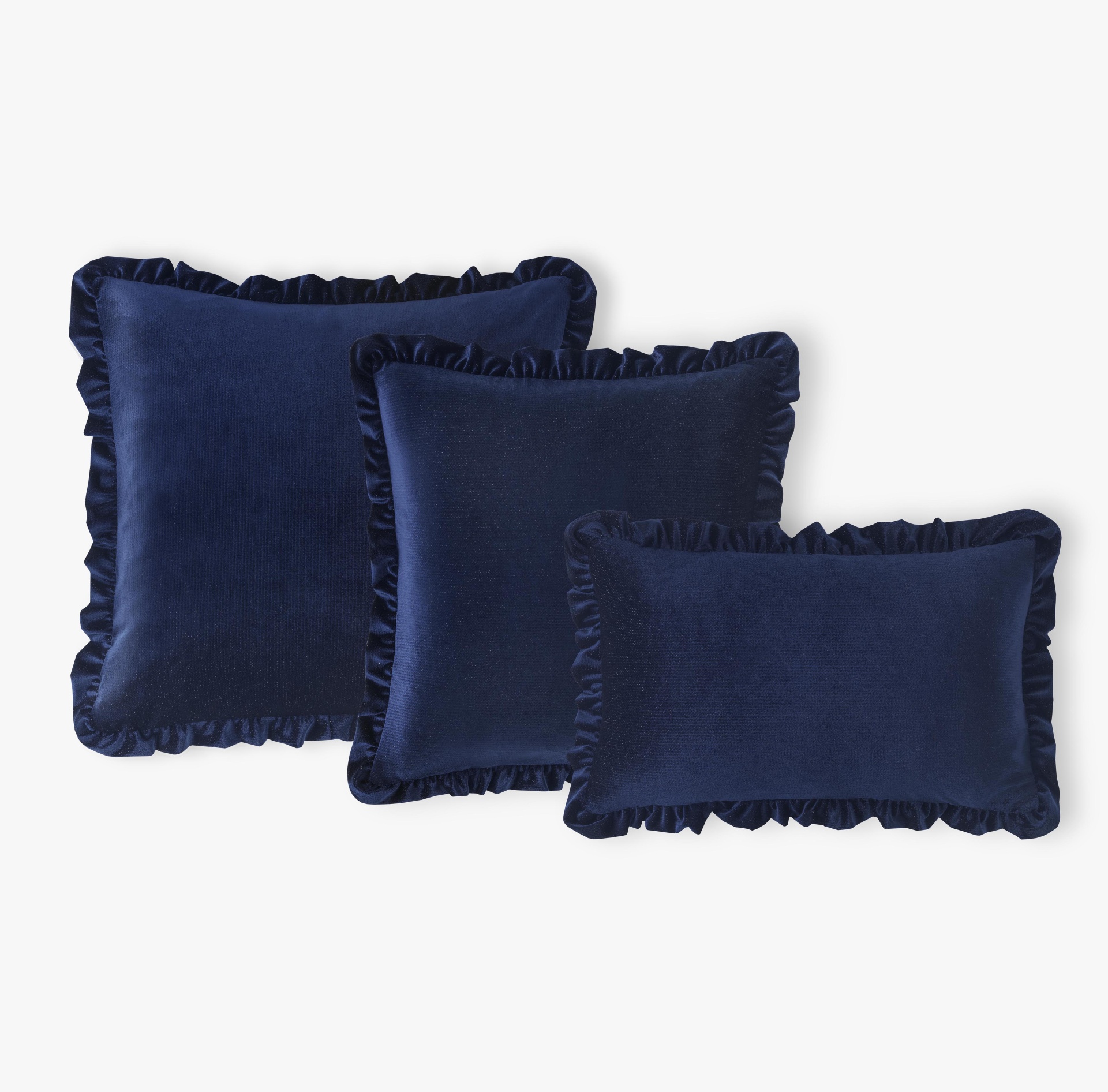 Três almofadas de veludo azul escuro com bordas franzidas