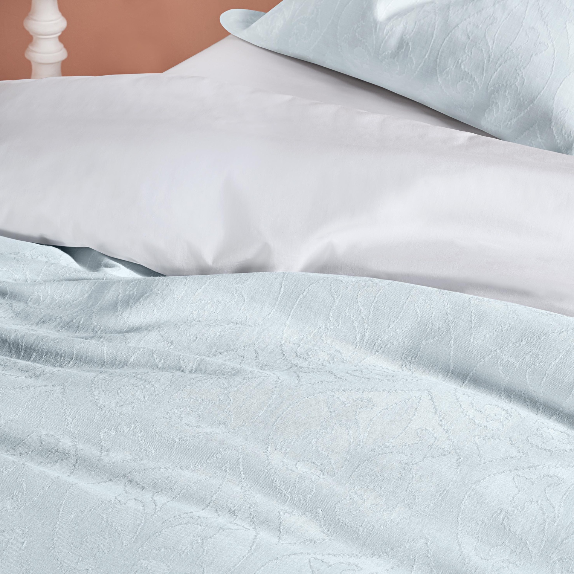 Conjunto de Cama Azul Claro e Branco