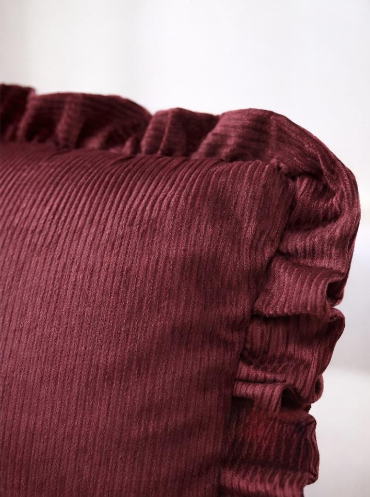 Almofada bordô de veludo canelado com bordas franzidas