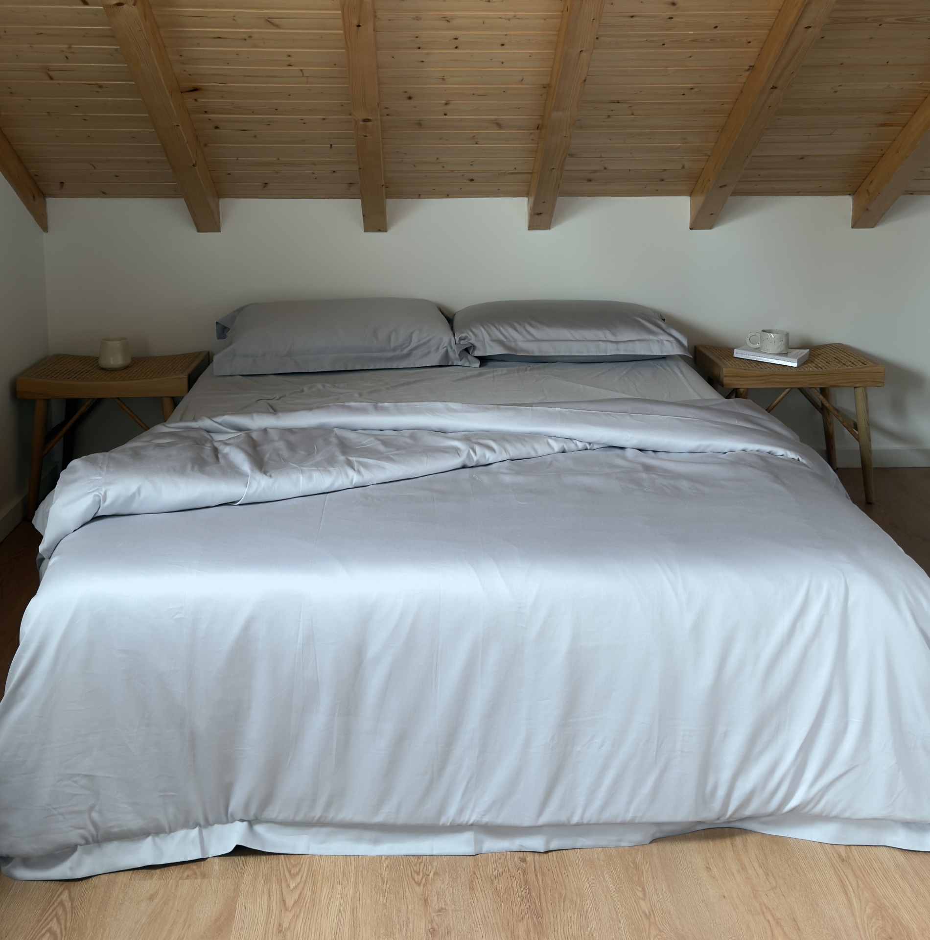 Conjunto de Cama de Cetim Cinza Claro