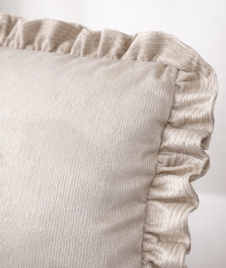 Almofada bege de tecido com borda franzida