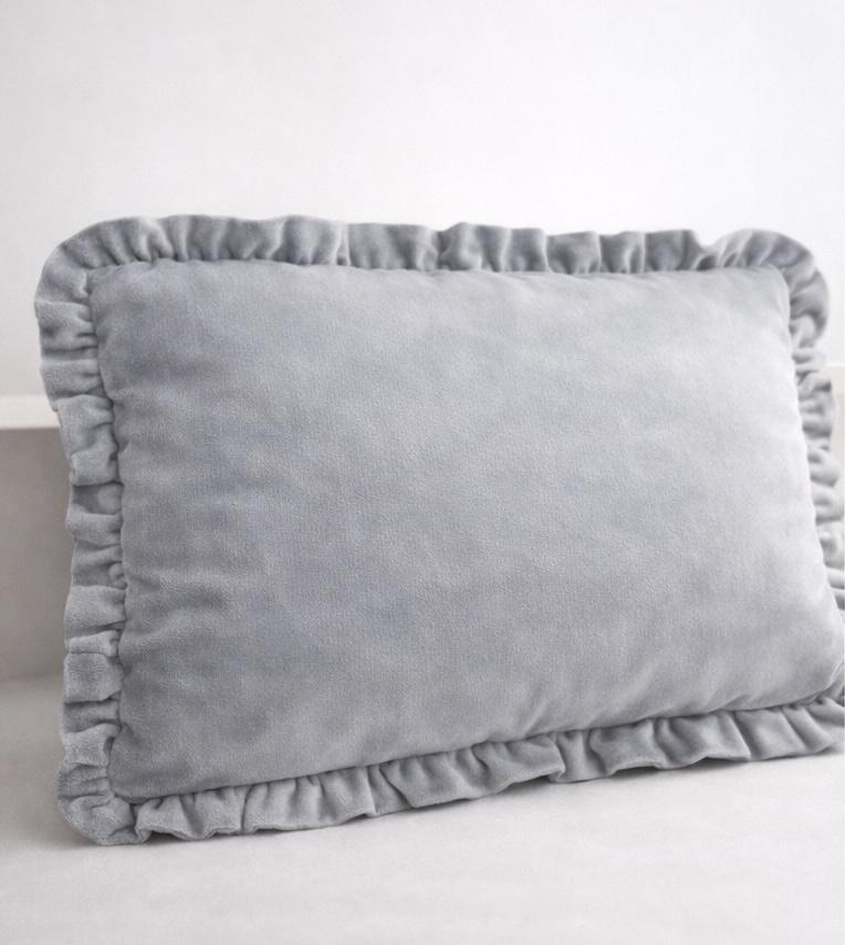 Almofada retangular cinza de veludo com borda franzida