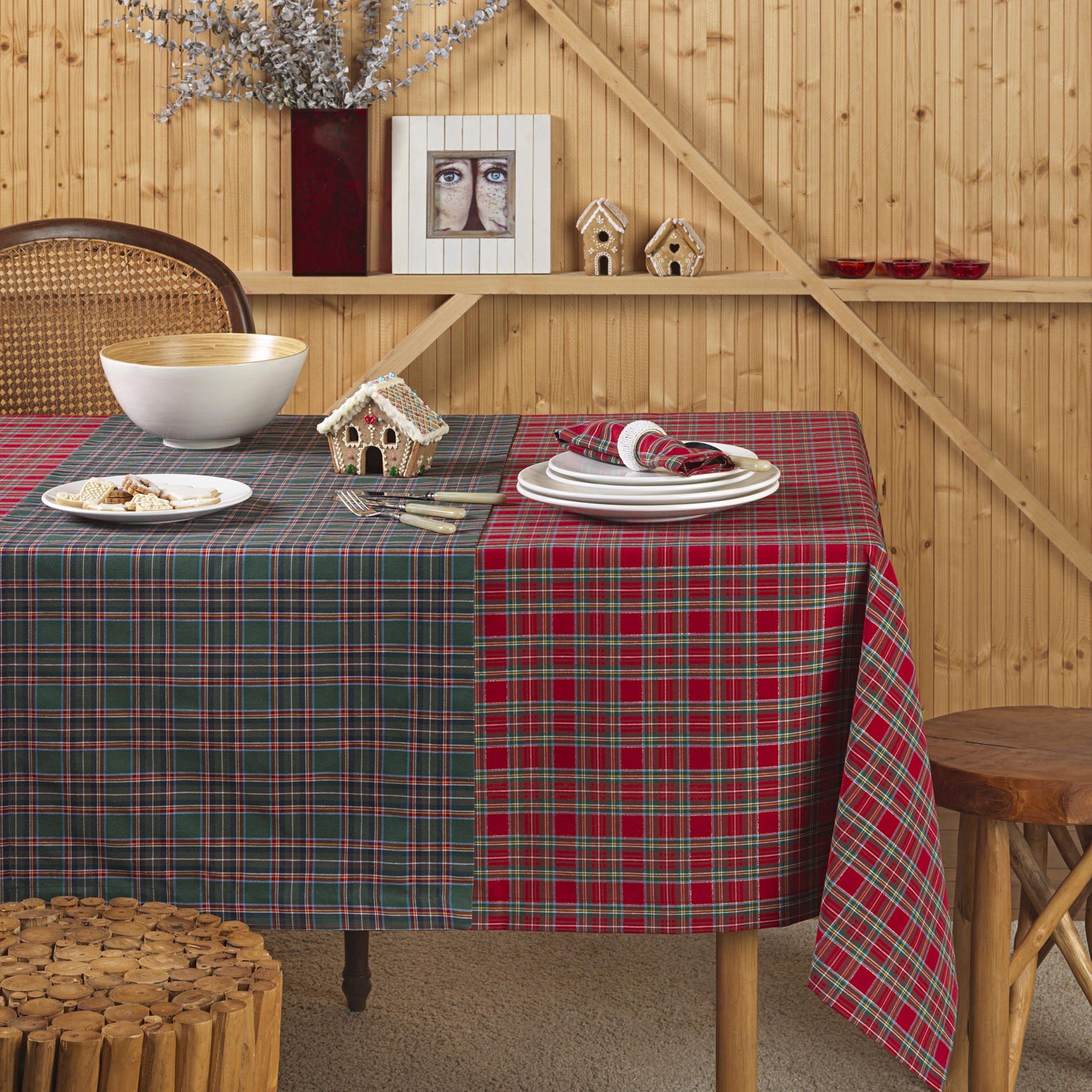 Toalha de mesa xadrez verde e vermelha com decoração rústica