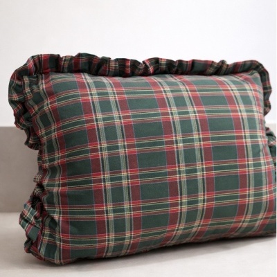 Travesseiro xadrez verde e vermelho com borda franzida