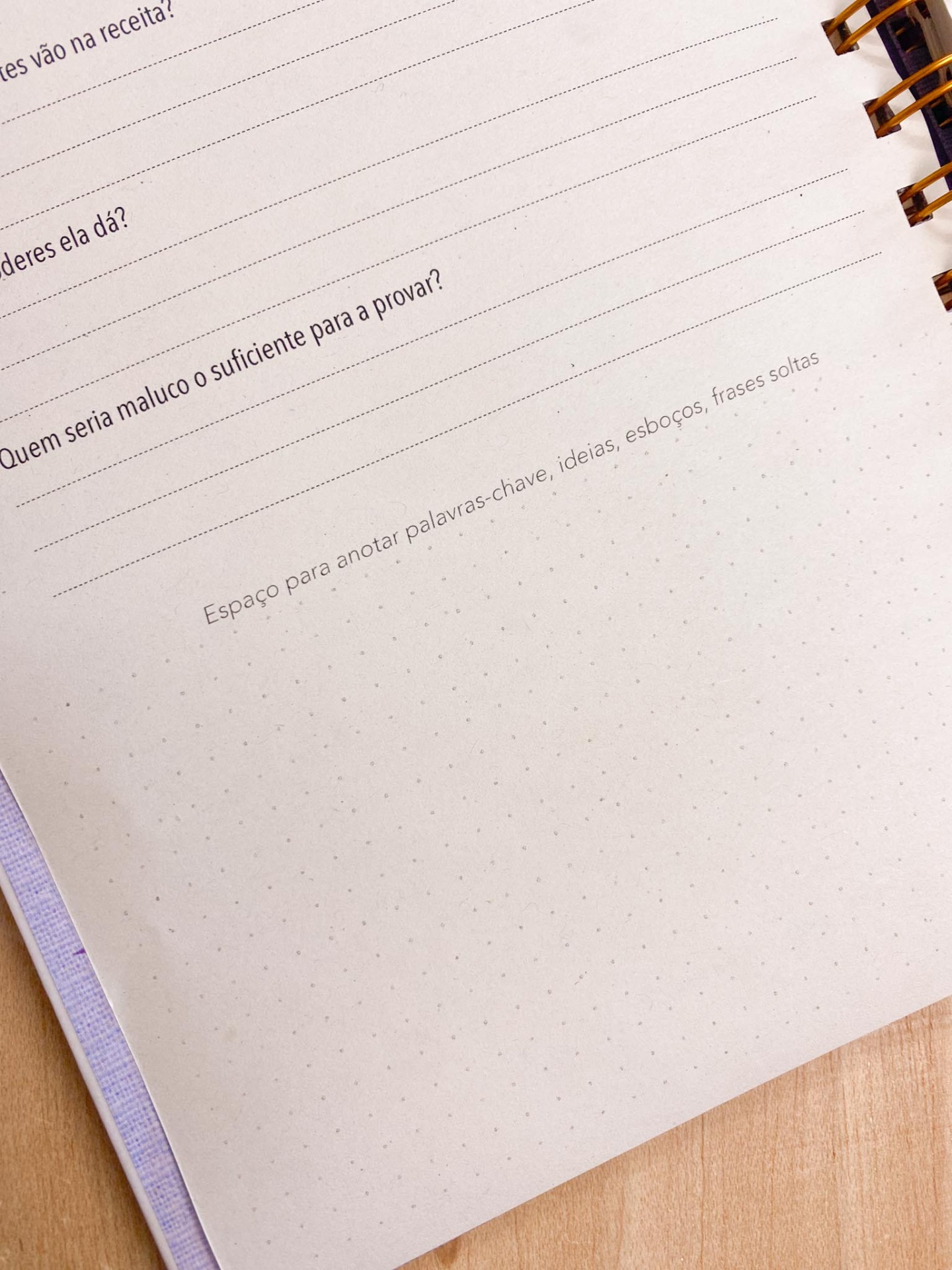Página de caderno espiral com linhas e texto em português
