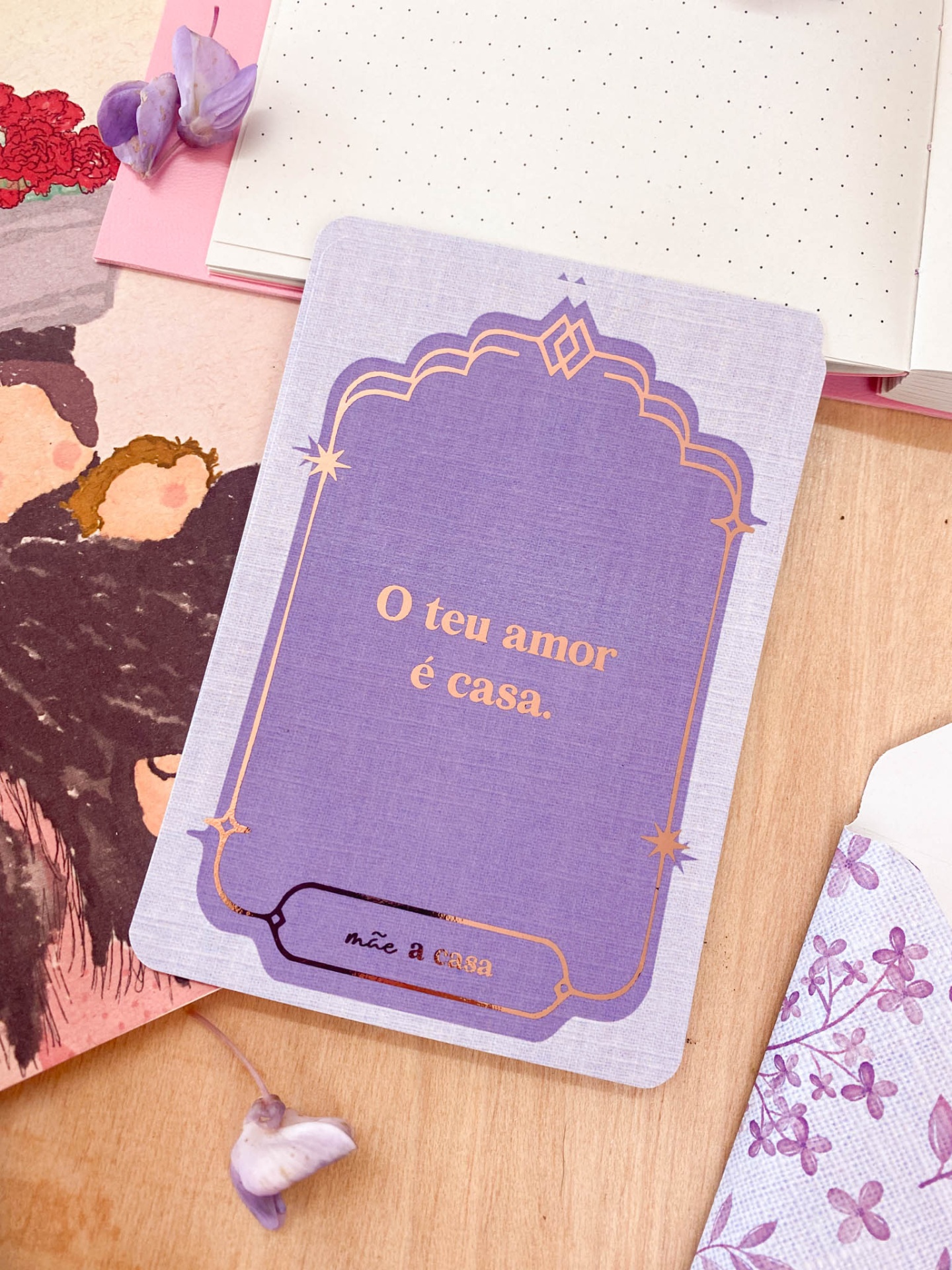 Cartão cor de lavanda com texto decorativo dourado