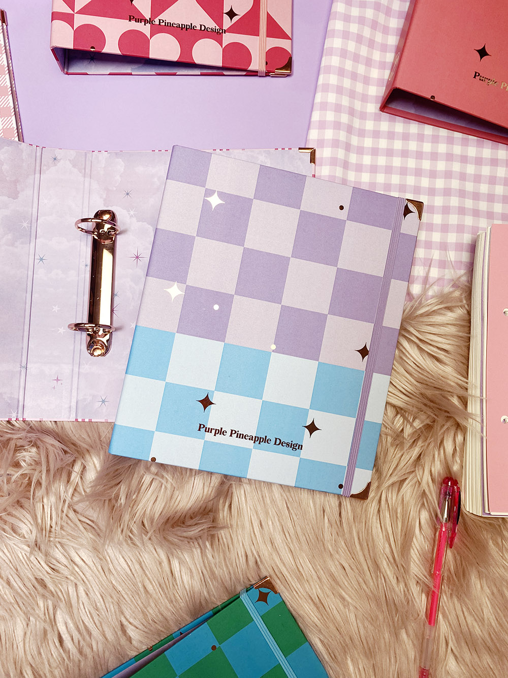 Pasta de argolas azul e lilás com padrão quadriculado e texto Purple Pineapple Design