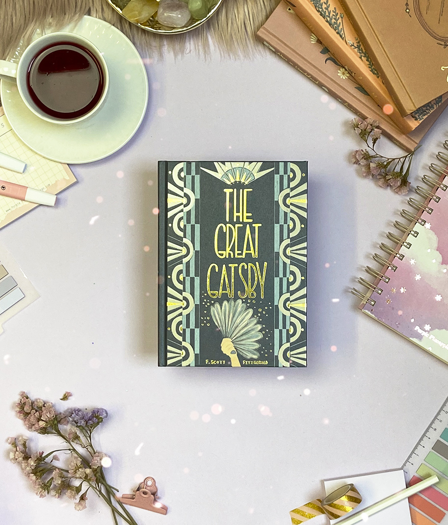 Livro THE GREAT GATSBY com objetos de escritório numa mesa clara
