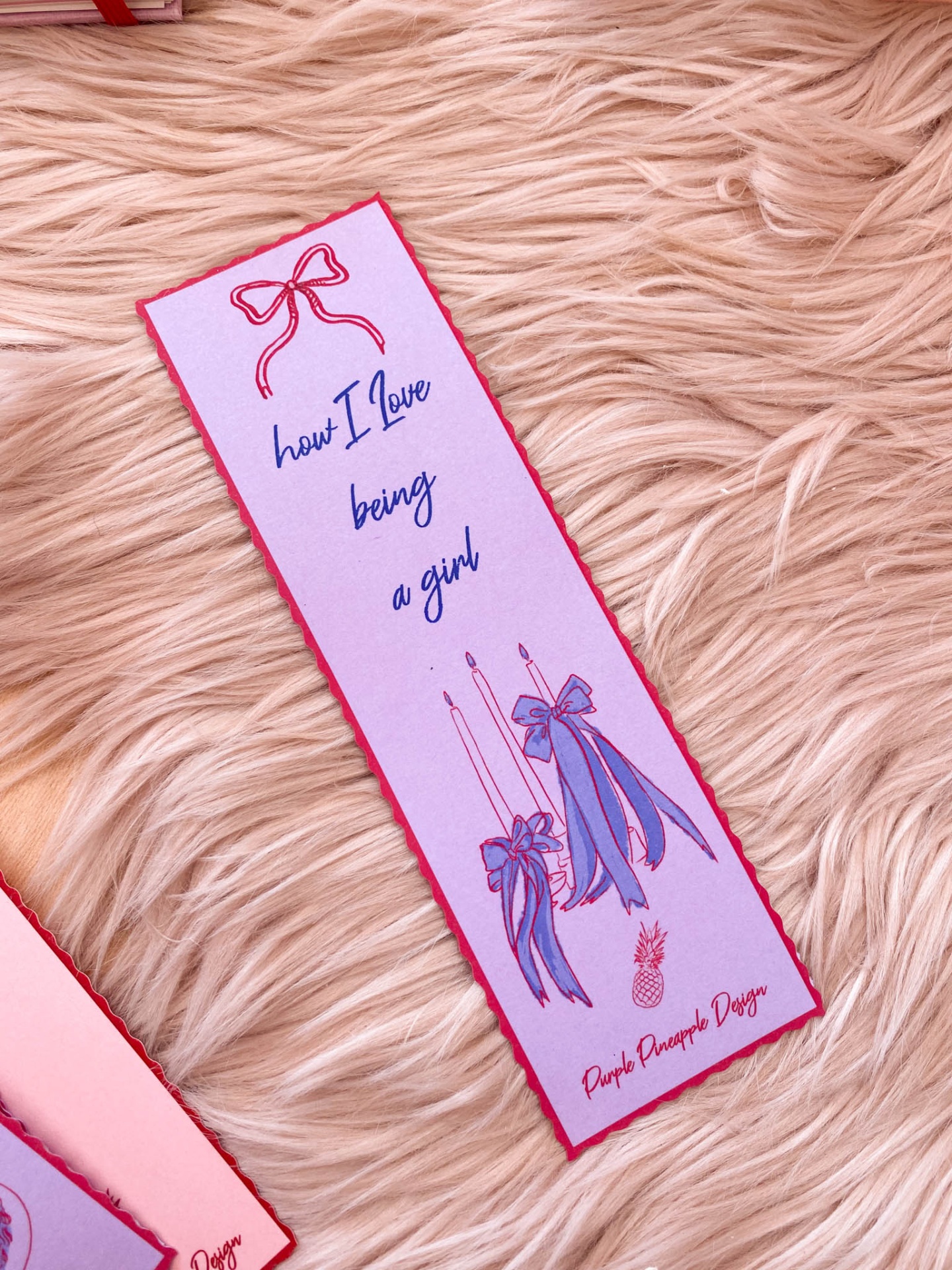 Marcador de livro branco com texto e laços azuis sobre pele sintética bege